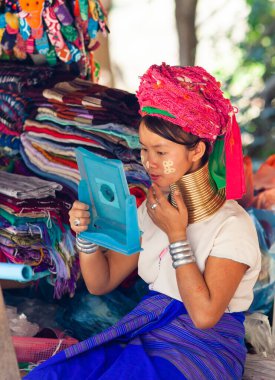 CHIANG MAI THAILANDAN - Şubat 2019: tepe kabilesinden Karen denen kadın mallarını Chiangmai, Tayland yakınlarındaki Baan Tong Luang eko köyünde satıyor.
