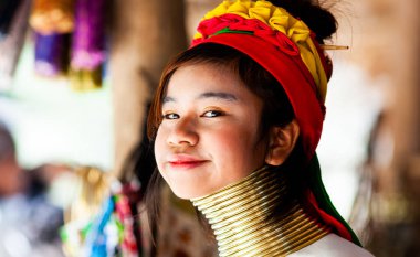 CHIANG MAI THAILANDAN - Şubat 2019: tepe kabilesinden Karen denen kadın mallarını Chiangmai, Tayland yakınlarındaki Baan Tong Luang eko köyünde satıyor.