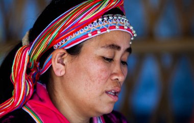 CHIANG MAI THAILANDAN - Şubat 2019: tepe kabilesindeki kadın mallarını Chiangmai, Tayland yakınlarındaki Baan Tong Luang eko köyünde satıyor.