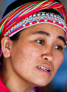 CHIANG MAI THAILANDAN - Şubat 2019: tepe kabilesindeki kadın mallarını Chiangmai, Tayland yakınlarındaki Baan Tong Luang eko köyünde satıyor.