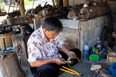 CHIANG MAI THAILANDAN - Şubat 2019: tepe kabilesindeki kadın mallarını Chiangmai, Tayland yakınlarındaki Baan Tong Luang eko köyünde satıyor.