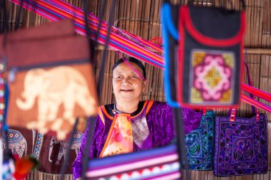 CHIANG MAI THAILANDAN - Şubat 2019: tepe kabilesindeki kadın mallarını Chiangmai, Tayland yakınlarındaki Baan Tong Luang eko köyünde satıyor.