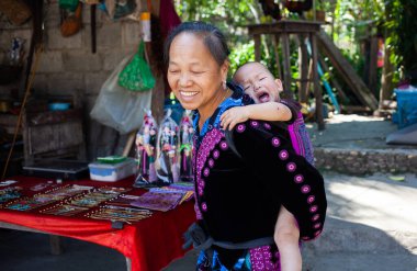 CHIANG MAI THAILANDAN - Şubat 2019: tepe kabilesindeki kadın mallarını Chiangmai, Tayland yakınlarındaki Baan Tong Luang eko köyünde satıyor.