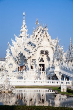 CHIANG RAI, THAILAND - Şubat 2019: Wat Rong Khun Tayland, Chiang Rai 'deki ünlü Beyaz Tapınak