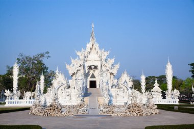 CHIANG RAI, THAILAND - Şubat 2019: Wat Rong Khun Tayland, Chiang Rai 'deki ünlü Beyaz Tapınak