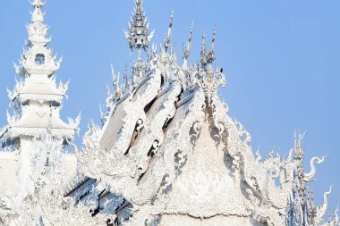 CHIANG RAI, THAILAND - Şubat 2019: Wat Rong Khun Tayland, Chiang Rai 'deki ünlü Beyaz Tapınak