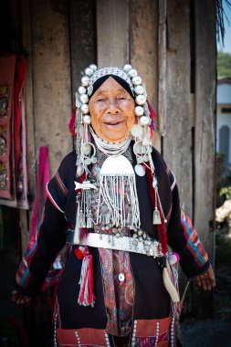 CHIANG MAI THAILANDAN - Şubat 2019: tepe kabilesindeki kadın mallarını Chiangmai, Tayland yakınlarındaki Baan Tong Luang eko köyünde satıyor.