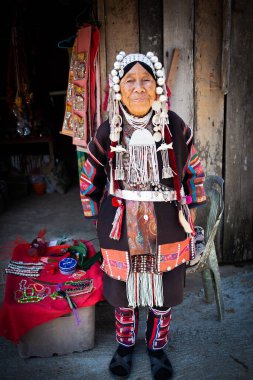 CHIANG MAI THAILANDAN - Şubat 2019: tepe kabilesindeki kadın mallarını Chiangmai, Tayland yakınlarındaki Baan Tong Luang eko köyünde satıyor.