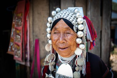 CHIANG MAI THAILANDAN - Şubat 2019: tepe kabilesindeki kadın mallarını Chiangmai, Tayland yakınlarındaki Baan Tong Luang eko köyünde satıyor.
