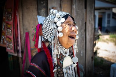 CHIANG MAI THAILANDAN - Şubat 2019: tepe kabilesindeki kadın mallarını Chiangmai, Tayland yakınlarındaki Baan Tong Luang eko köyünde satıyor.