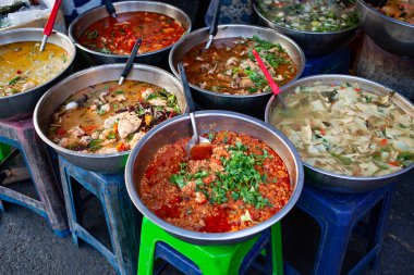 Lezzetli taze Thai sokak yemekleri.