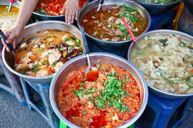 Lezzetli taze Thai sokak yemekleri.