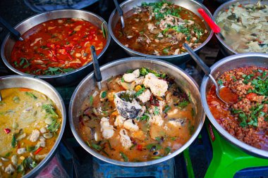 Lezzetli taze Thai sokak yemekleri.