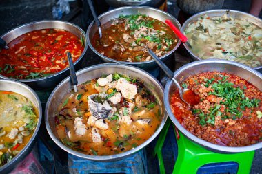 Lezzetli taze Thai sokak yemekleri.