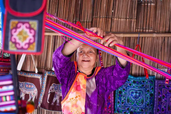 CHIANG MAI THAILANDAN - Şubat 2019: tepe kabilesindeki kadın mallarını Chiangmai, Tayland yakınlarındaki Baan Tong Luang eko köyünde satıyor.