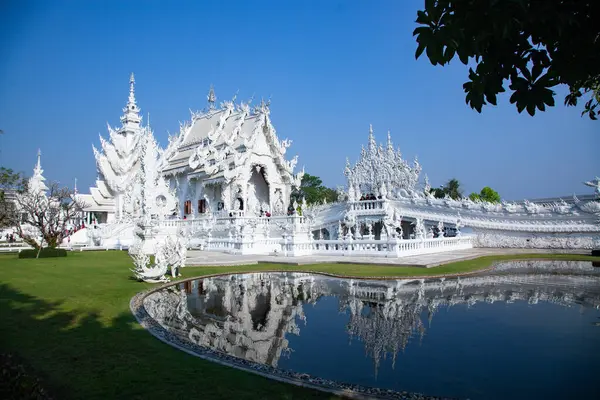 CHIANG RAI, THAILAND - Şubat 2019: Wat Rong Khun Tayland, Chiang Rai 'deki ünlü Beyaz Tapınak