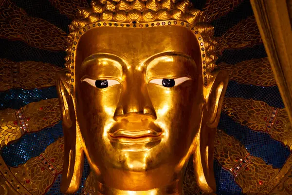 Zlatá Socha Buddhy Buddhistickém Chrámu Royalty Free Stock Fotografie
