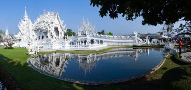 CHIANG RAI, THAILAND - Şubat 2019: Wat Rong Khun Tayland, Chiang Rai 'deki ünlü Beyaz Tapınak
