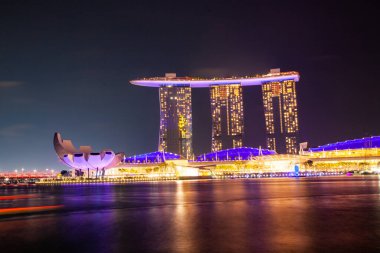 Alacakaranlıkta Marina 'da Singapur silueti