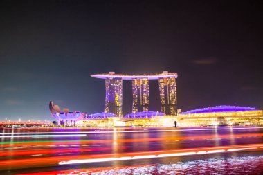Alacakaranlıkta Marina 'da Singapur silueti