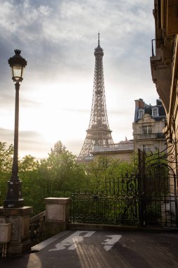 Eiffel Kulesi ile Paris 'te gün doğumu