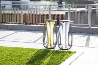 Sokaktaki çöp bidonları