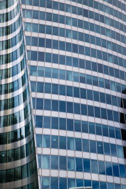 Camdan yapılmış modern ofis binalarının soyut fotoğrafı