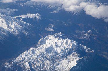 Alplerdeki dağ tepeleri karla kaplıydı.