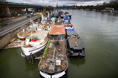 PARIS, FRANCE - 30 Mart 2024: Seine Nehri Paris 'teki eski kargo gemileri