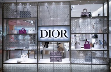 PARIS, FRANCE - 30 Mart 2024: Paris 'teki Dior mağazasının cephesi. Dior, Christian Dior tarafından kurulan ve lüks ürünler tasarlayan bir Fransız şirketidir. .