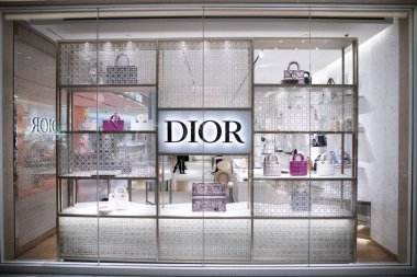 PARIS, FRANCE - 30 Mart 2024: Paris 'teki Dior mağazasının cephesi. Dior, Christian Dior tarafından kurulan ve lüks ürünler tasarlayan bir Fransız şirketidir. .