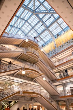 La Samaritaine mağazası. PARIS, FRANCE - 30 Mart 2024: 