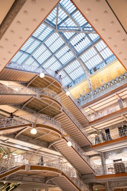 La Samaritaine mağazası. PARIS, FRANCE - 30 Mart 2024: 