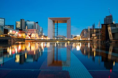 PARIS, FRANCE - 30 Mart 2024: La Defense, Paris, Fransa 'daki modern iş binaları