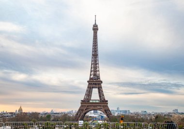 PARIS, FRANCE - 30 Mart 2024: Paris, Fransa 'daki Jardins du Trocadero' dan görülen Eyfel Kulesi. Eyfel Kulesi, Paris 'in en ikonik simgelerinden biridir.
