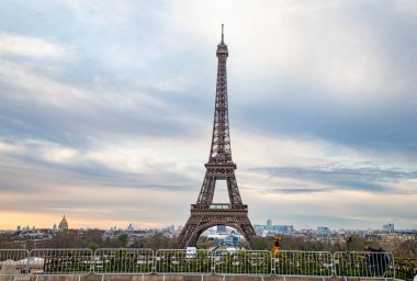 PARIS, FRANCE - 30 Mart 2024: Paris, Fransa 'daki Jardins du Trocadero' dan görülen Eyfel Kulesi. Eyfel Kulesi, Paris 'in en ikonik simgelerinden biridir.