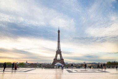 PARIS, FRANCE - 30 Mart 2024: Paris, Fransa 'daki Jardins du Trocadero' dan görülen Eyfel Kulesi. Eyfel Kulesi, Paris 'in en ikonik simgelerinden biridir.