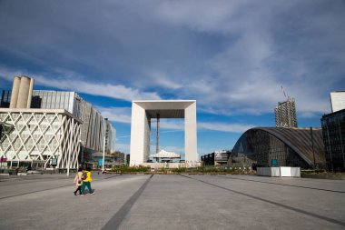 PARIS, FRANCE - 30 Mart 2024: La Defense, Paris, Fransa 'daki modern iş binaları