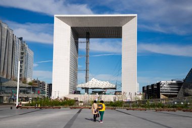 PARIS, FRANCE - 30 Mart 2024: La Defense, Paris, Fransa 'daki modern iş binaları