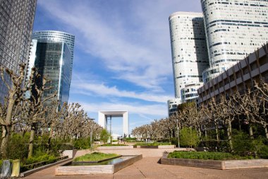 PARIS, FRANCE - 30 Mart 2024: La Defense, Paris, Fransa 'daki modern iş binaları