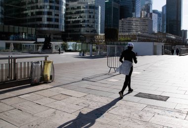 PARIS, FRANCE - 30 Mart 2024: La Defense, Paris, Fransa 'daki modern iş binaları