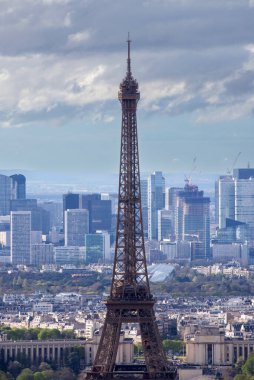 PARIS, FRANCE - 30 Mart 2024: Eiffel Kulesi ve La Defense iş bölgesi Montparnasse Kulesi 'nden görüldü