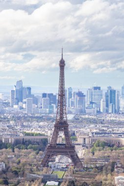 PARIS, FRANCE - 30 Mart 2024: Eiffel Kulesi ve La Defense iş bölgesi Montparnasse Kulesi 'nden görüldü