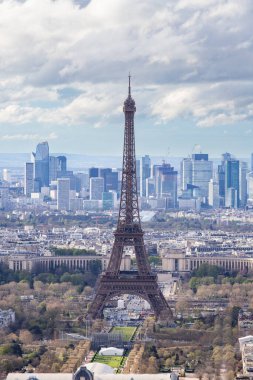 PARIS, FRANCE - 30 Mart 2024: Eiffel Kulesi ve La Defense iş bölgesi Montparnasse Kulesi 'nden görüldü