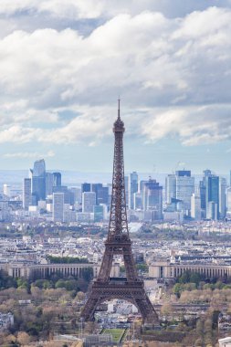 PARIS, FRANCE - 30 Mart 2024: Eiffel Kulesi ve La Defense iş bölgesi Montparnasse Kulesi 'nden görüldü