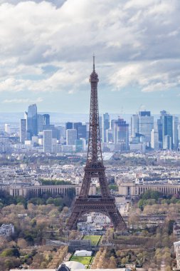 PARIS, FRANCE - 30 Mart 2024: Eiffel Kulesi ve La Defense iş bölgesi Montparnasse Kulesi 'nden görüldü