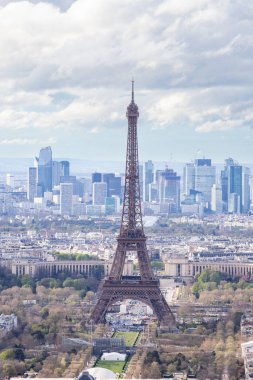 PARIS, FRANCE - 30 Mart 2024: Eiffel Kulesi ve La Defense iş bölgesi Montparnasse Kulesi 'nden görüldü
