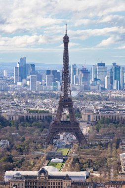 PARIS, FRANCE - 30 Mart 2024: Eiffel Kulesi ve La Defense iş bölgesi Montparnasse Kulesi 'nden görüldü