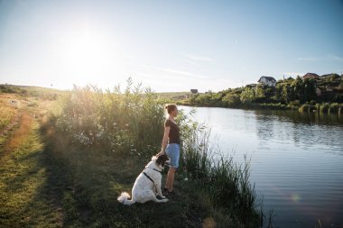 Bir köpekle göl kenarında.