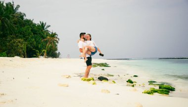 Mutlu çift tropikal plaj pastel renklerinde